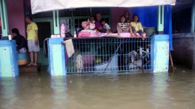 Luapan Sungai dan Saluran Irigasi yang Macet Jadi Penyebab Ribuan Rumah di Karawang Terendam Banjir