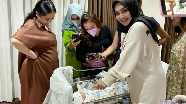 Potret Mama Rieta Bareng Rayyanza (Instagram/@rieta_amilia)