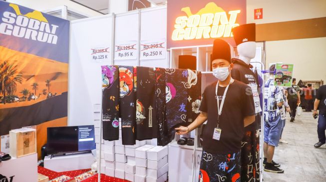 Salah satu stand pakaian di event Jakarta Clothing (JakCloth) 2021 di JCC Senayan, Jakarta Pusat, Minggu (12/12/2021). [Suara.com/Alfian Winanto]