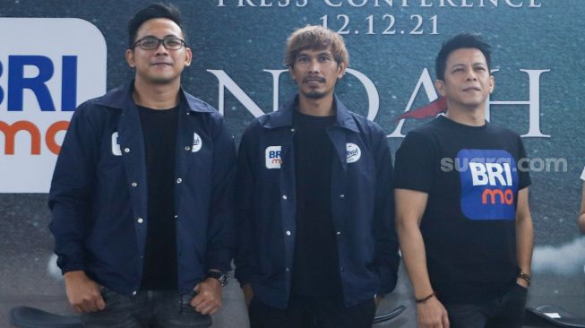 Grup band NOAH berfoto bersama usai menggelar jumpa pers terkait rencana peluncuran album 'Second Chance: Taman Langit' di Senayan, Jakarta Pusat, Minggu (12/12/2021). [Suara.com/Alfian Winanto]