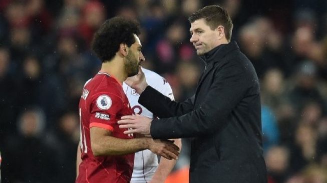 Pemain Liverpool Mohamed Salah menyalami manajer Aston Villa Steven Gerrard usai pertandingan pekan ke-16 Liga Premier di Anfield, Sabtu (11/12/2021). [AFP]