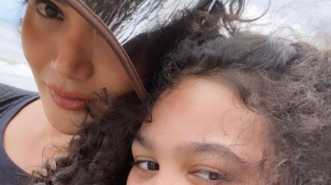 potret Krisdayanti dan Amora Lemos. [Instagram/amora_lemos05]