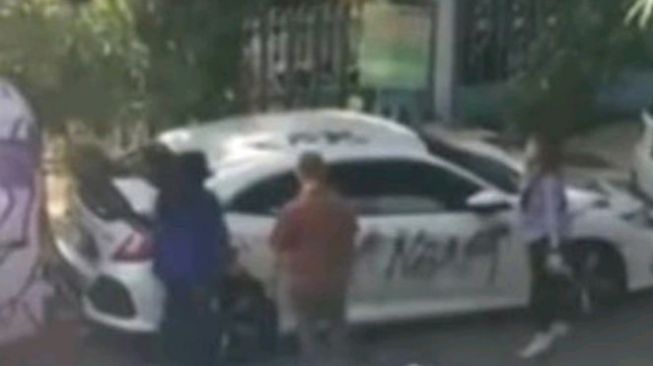 Parah! Satu Mobil Honda Civic Putih jadi Sasaran Vandalisme