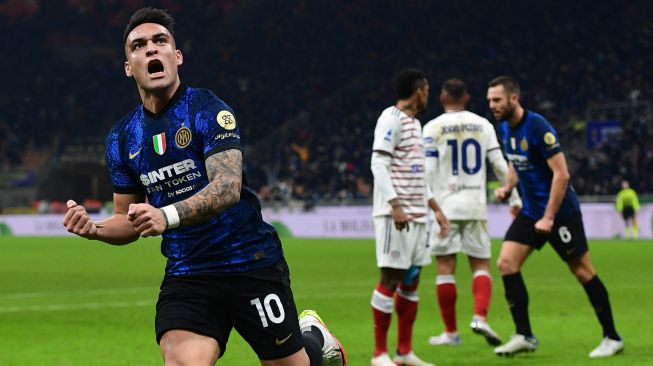 Pemain depan Inter Milan Argentina Lautaro Martinez merayakan setelah mencetak gol pertama timnya selama pertandingan sepak bola Serie A Italia antara Inter Milan dan Cagliari di Stadion Giuseppe Meazza di Milan pada 12 Desember 2021. Miguel MEDINA / AFP