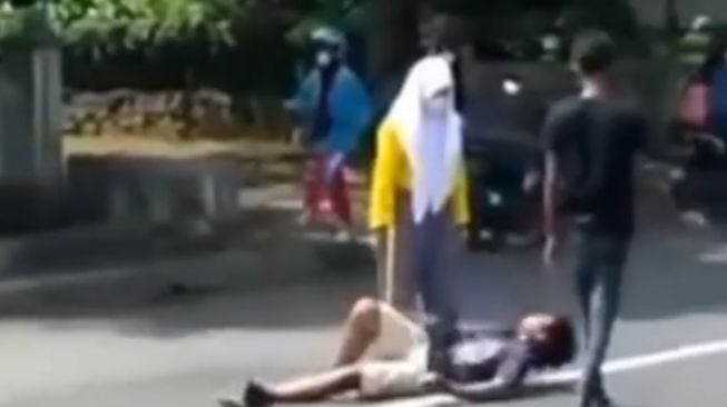 Diduga Berantem Sama Pacarnya, Pria Ini Nekat Lakukan Aksi Rebahan di Jalan