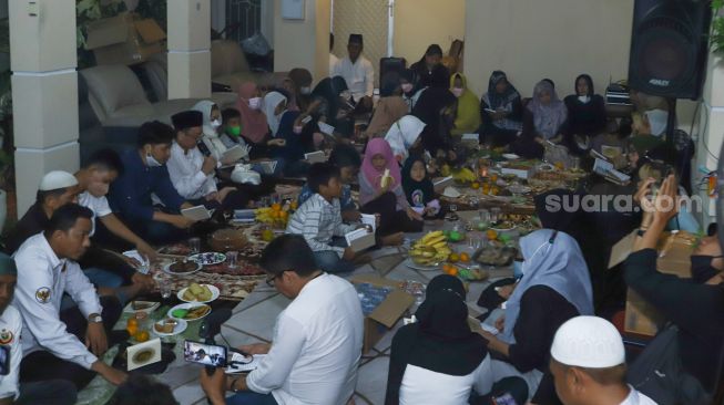 Suasana pengajian 40 hari meninggalnya Vanessa Angel dan Bibi Ardiansyah di kediaman Bibi Ardiansyah, Srengseng, Jakarta Barat, Senin (13/12/2021). [Suara.com/Alfian Winanto]