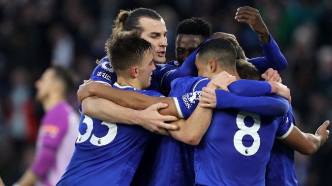 Para pemain Leicester City merayakan gol ke gawang Newcastle United pada laga Liga Inggris di King Power Stadium, Minggu (12/12/2021) malam WIB. [GEOFF CADDICK / AFP]