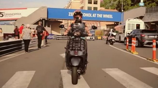 Max Verstappen naik Vespa Sprint keliling Sirkuit Monaco (Youtube)