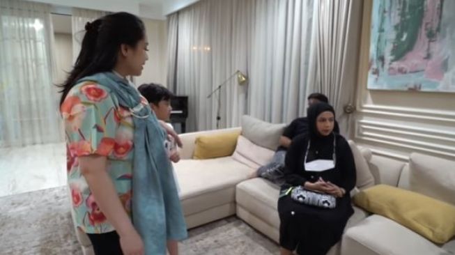 Rafathar Malik Ahmad minta ASI ke Nagita Slavina. (Youtube/RANSEntertainment)