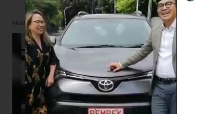 Viral Tantowi Yahya Bertemu Wong Sumsel, Pakai Plat Mobil Pempek di New Zealand