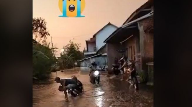 Pemotor Dibuat Syok Saat Terobos Jalan Banjir, Tunggangannya Raib secara Misterius