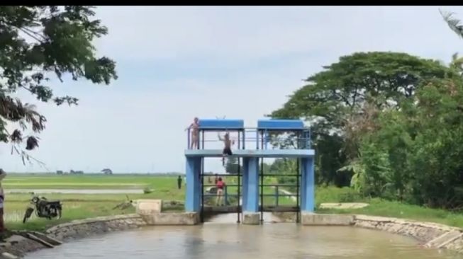 Waduk di Tambun Ini Disulap Jadi Wahana Air Para Bocil, Kok Bisa?