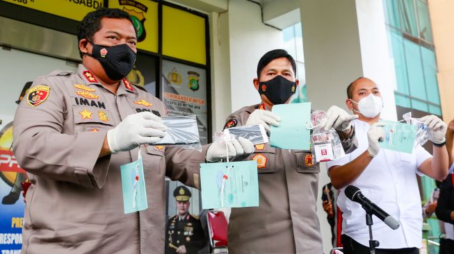 Polisi menunjukkan barang bukti narkoba saat rilis kasus narkoba yang menjerat Aktor Bobby Joseph di Polres Tangerang Selatan, Banten, Senin (13/12/2021). [Suara.com/Alfian Winanto]