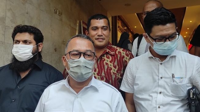 Sekjen Majelis Pimpinan Nasional Pemuda Pancasila, Arif Rahman diperiksa penyidik Polda Metro Jaya, Senin (13/12/2021) terkait kasus demo ricuh beberapa waktu lalu di depan Gedung DPR RI. [Suara.com/Yasir]
