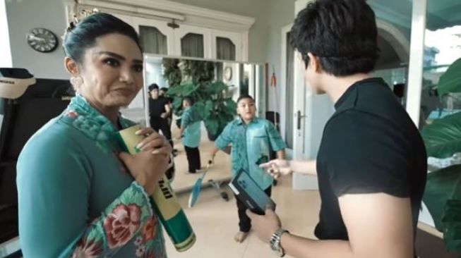 Krisdayanti dibelikan gadget canggih oleh Atta Halilintar. (Youtube/AH)