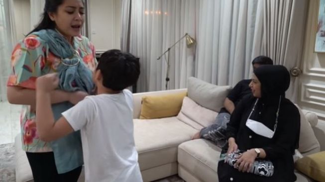 Rafathar Malik Ahmad minta ASI ke Nagita Slavina. (Youtube/RANSEntertainment)