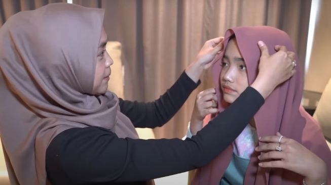 Pesona Fuji Saat Berhijab. [YouTube/Ricis Official]