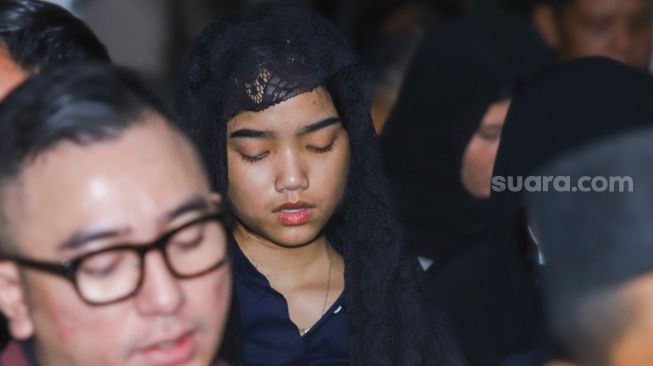 Adik Bibi Ardiansyah, Fujianti Utami saat mengikuti pengajian 40 hari meninggalnya Vanessa Angel dan Bibi Ardiansyah di kediaman Bibi Ardiansyah, Srengseng, Jakarta Barat, Senin (13/12/2021). [Suara.com/Alfian Winanto]