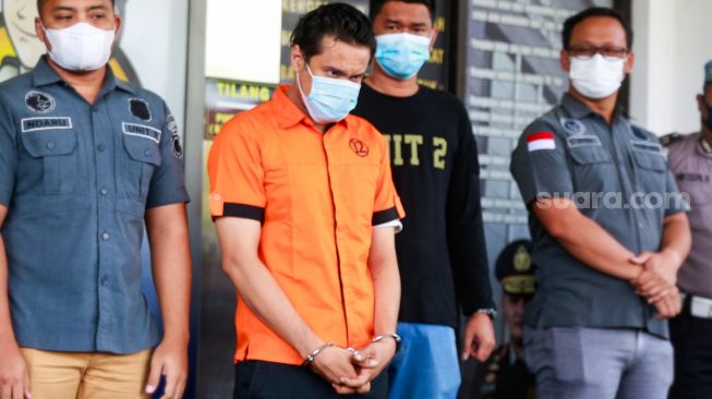 Aktor Bobby Joseph dihadirkan saat rilis kasus narkoba yang menjeratnya di Polres Tangerang Selatan (Tangsel), Senin (13/12/2021). [Suara.com/Alfian Winanto]