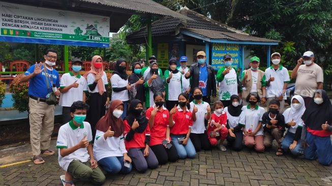 Para remaja bank sampah dan berbagai kegiatan Proklim bersama para warga senior yang selalu mendukung kegiatan  Kampung Tangguh  [Suara.com/CNR ukirsari].