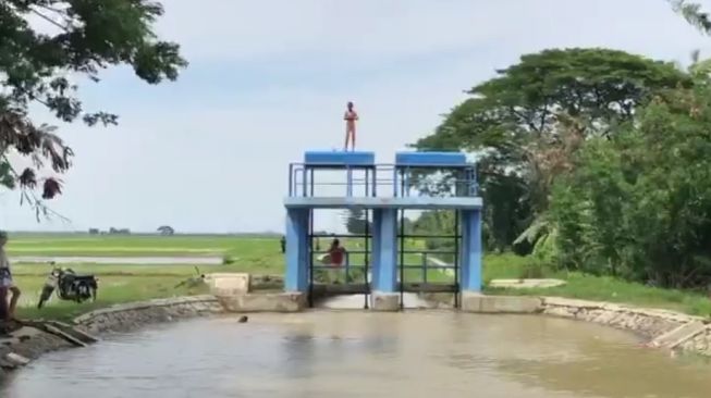 Waduk yang disulap jadi wahana air bocil.[Instagram/infobekasi.coo]