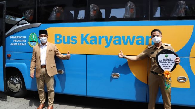 UMK 2022 Tak Naik, Buruh di Bandung Barat Dapat Hadiah Bus