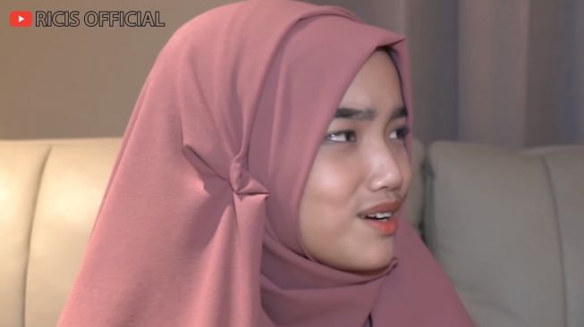 Pesona Fuji Saat Berhijab. [YouTube/Ricis Official]