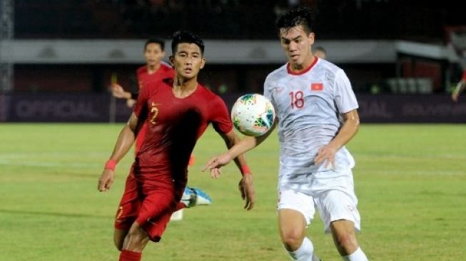 Pemain Vietnam Nguyen Tien Linh berebut bola dengan pemain Timnas Indonesia Putu Gede dalam pertandingan Kualifikasi Piala Dunia 2022 di Stadion I Wayan Dipta, Bali, pada 15 Oktober 2019. [AFP]