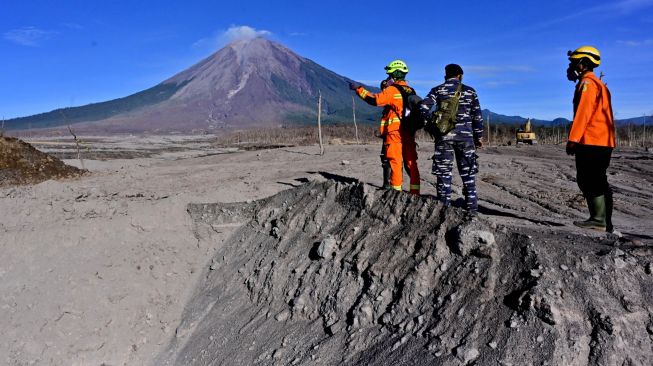 Petugas SAR melakukan pencarian korban di kawasan lintasan awan panas Gunung Semeru di Curah Koboan, Pronojiwo, Lumajang, Jawa Timur, Senin (13/12/2021). ANTARA FOTO/Budi Candra Setya