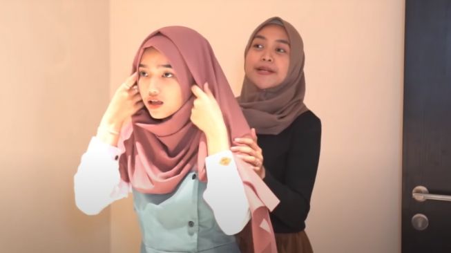 Pesona Fuji Saat Berhijab. [YouTube/Ricis Official]