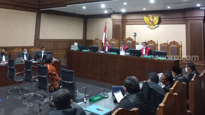 Eks Wakil Ketua DPR RI Azis Syamsuddin saat dihadirkan sebagai terdakwa kasus suap penanganan perkara Lampung Tengah di Pengadilan Tindak Pidana Korupsi (Tipikor), Jakarta, Senin (13/12/2021). (Suara.com/Wely Hidayat)