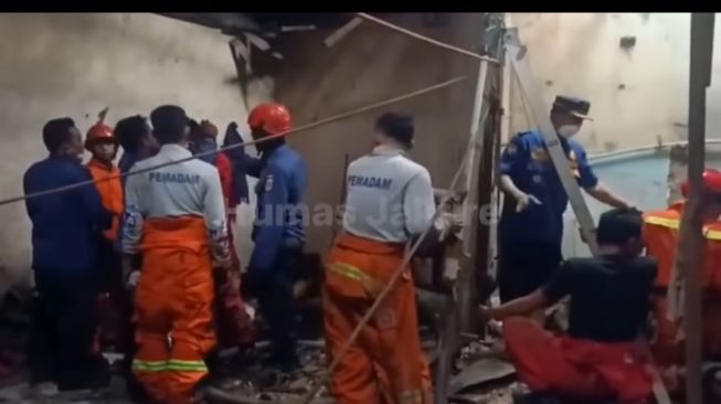 Seorang Pekerja Bangunan Tewas Terjatuh Ke Septic Tank Di Jatinegara