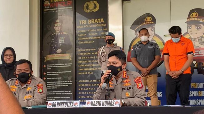 Bobby Joseph berbaju tahanan saat dihadirkan dalam rilis penangkapannya terkait kasus narkoba [Suara.com/Adiyoga Priyambodo]