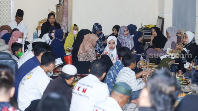 Suasana pengajian 40 hari meninggalnya Vanessa Angel dan Bibi Ardiansyah di kediaman Bibi Ardiansyah, Srengseng, Jakarta Barat, Senin (13/12/2021). [Suara.com/Alfian Winanto]