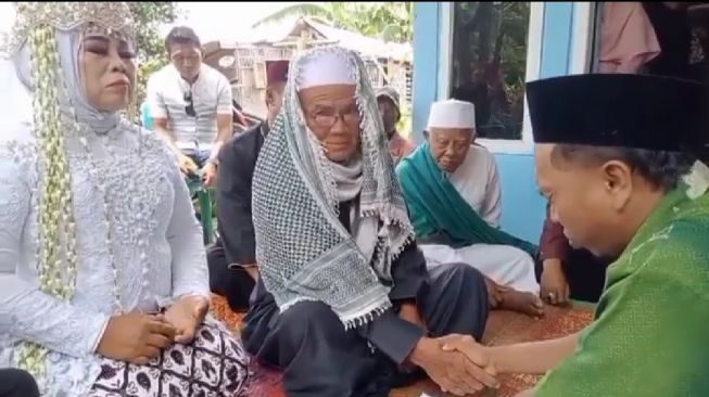 Tangkapan layar video kakek berteriak saat ijab kabul.[Instagram]