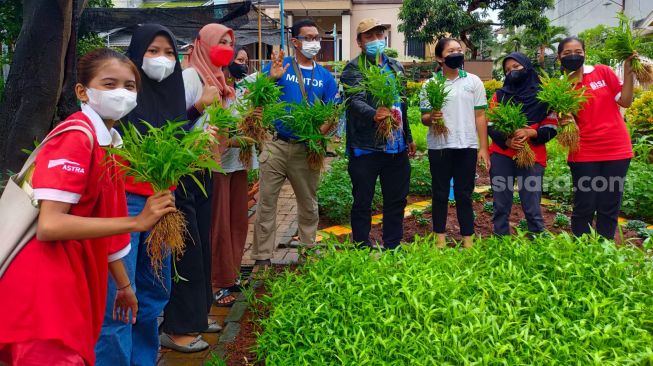 Berportret bersama usai panen kangkung  [Suara.com/CNR ukirsari].