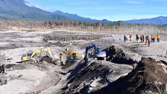 Petugas SAR menggunakan alat berat melakukan pencarian korban di kawasan lintasan awan panas Gunung Semeru di Curah Koboan, Pronojiwo, Lumajang, Jawa Timur, Senin (13/12/2021). ANTARA FOTO/Budi Candra Setya