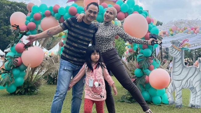 Potret Ferry Irawan Momong Vania. (Instagram/@vennamelindareal)