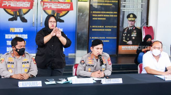 Pihak kepolisian saat menggelar rilis kasus narkoba yang menjerat Aktor Bobby Joseph di Polres Tangerang Selatan, Banten, Senin (13/12/2021). [Suara.com/Alfian Winanto]