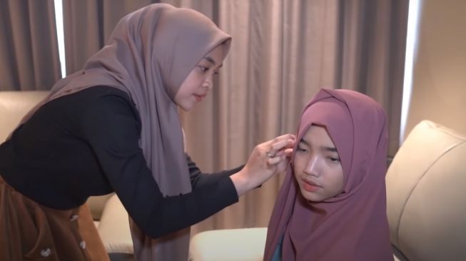 Pesona Fuji Saat Berhijab. [YouTube/Ricis Official]