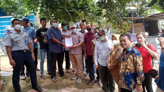 Warga melayangkan protes terhadap proyek perumahan DLyly Garden Jatiasih. [IST]