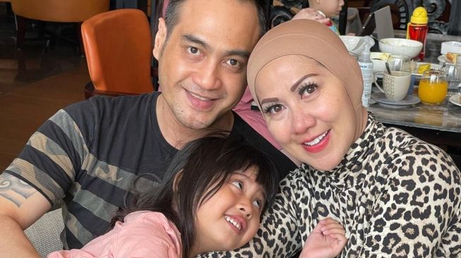 Potret Ferry Irawan Momong Vania. (Instagram/@vennamelindareal)