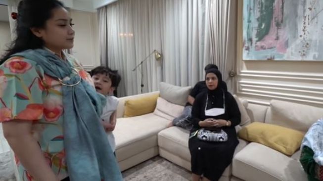 Rafathar Malik Ahmad minta ASI ke Nagita Slavina. (Youtube/RANSEntertainment)