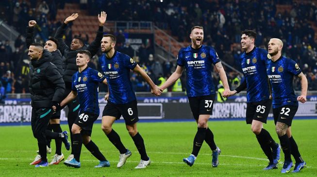 Para pemain Inter Milan merayakan gol kedua tim mereka selama pertandingan sepak bola Serie A antara Inter Milan melawan Cagliari di stadion Giusepe Meazza, Milan, Italia, Senin (13/12) dini hari WIB.  MIGUEL MEDINA / AFP