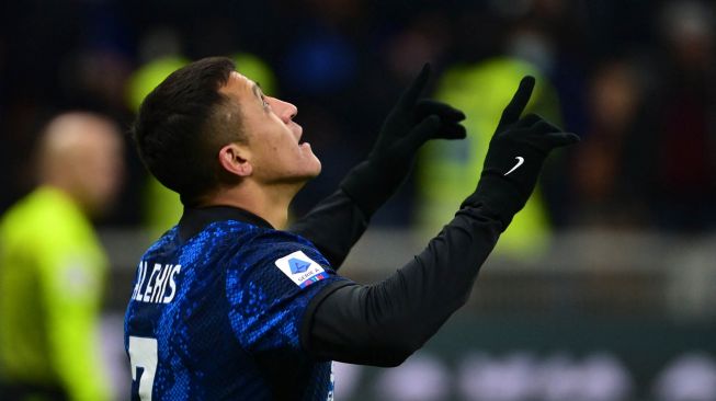 Pemain depan Inter Milan dari Alexis Sanchez (kiri) merayakan golnya setelah mencetak gol kedua timnya selama pertandingan sepak bola Serie A antara Inter Milan melawan Cagliari di stadion Giusepe Meazza, Milan, Italia, Senin (13/12) dini hari WIB. MIGUEL MEDINA / AFP
