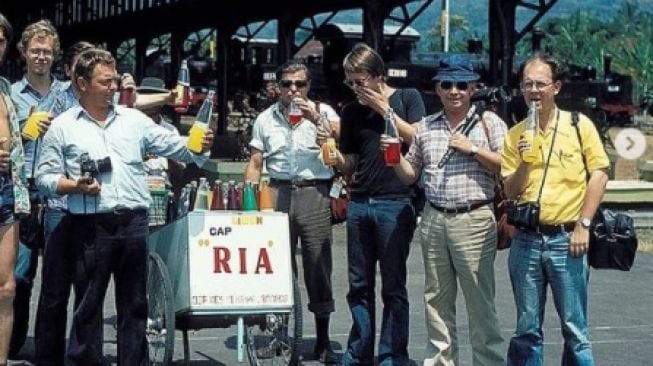 Viral Foto Jadul Turis Jajan Es Limun di Ambarawa Tahun 1980, Publik Salfok Lihat Hal Ini