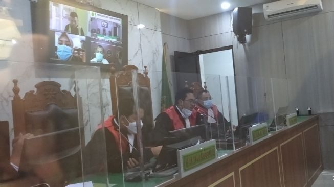 Sidang Pembacaan Tuntutan untuk terdakwa kasus pencabulan anak, Bruder Angelo di PN Depok, Senin (13/12/2021).[SuaraBogor/Immawan]