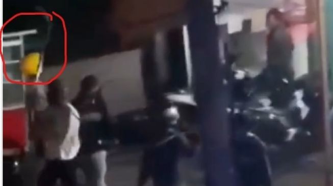 Potongan video gangster bersamurai berulah di warkop Pondok Melati Bekasi. [Instagram]