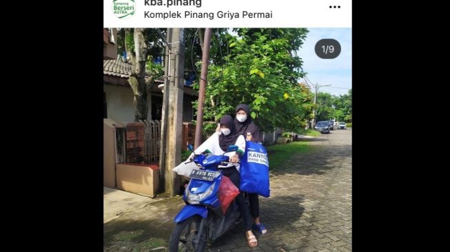 Remaja pengurus bank sampah berkeliling dengan skutik untuk mengumpulkan sampah bernilai ekonomis [Instagram KBA Pinang]. 