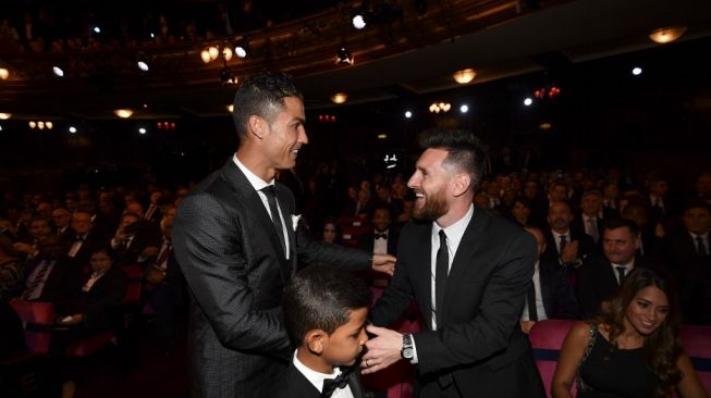 Lionel Messi (kanan) dan Cristiano Ronaldo. [BEN STANSALL / AFP]